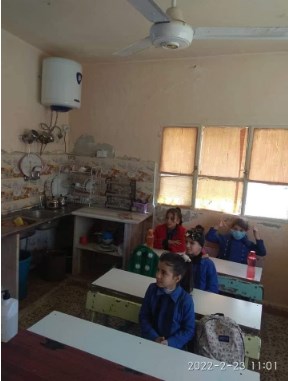 في المفرق منظر غريب.. اثنان في