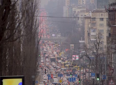 شاهد: طوابير طويلة من السيارات مع