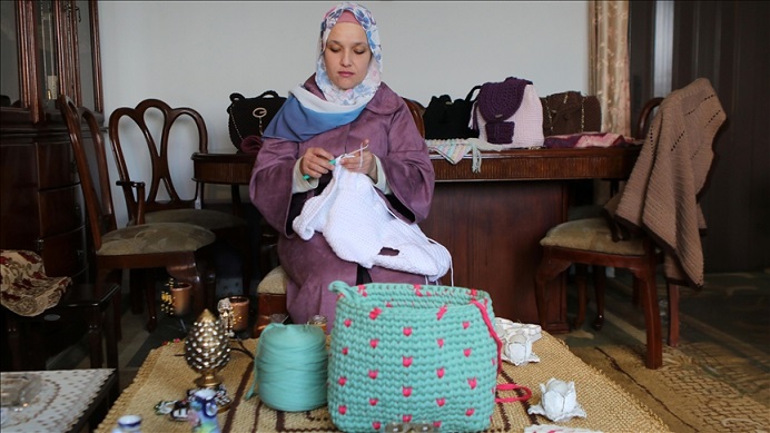 لبنى زكارنة.. أردنية تقاوم السرطان بـالغزل