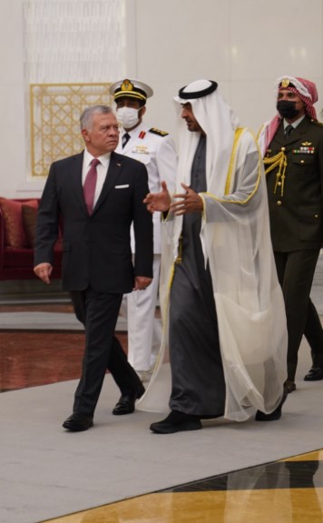 الملك يجري مباحثات مع ولي عهد