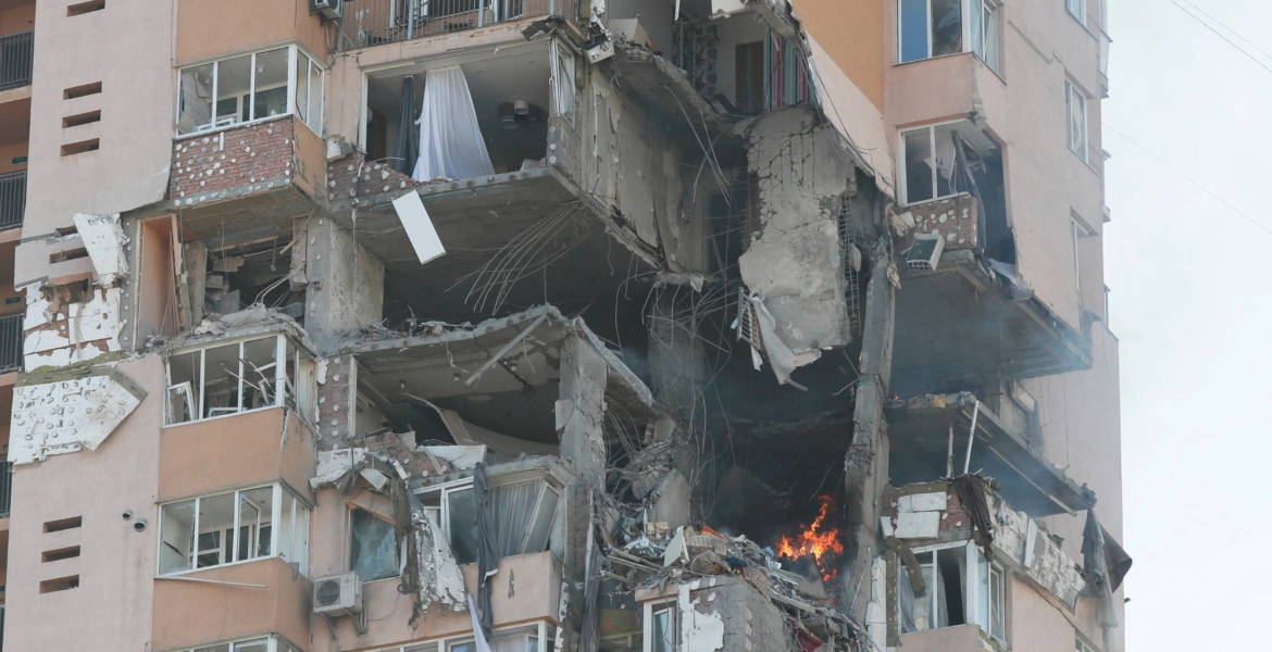 فيديو للحظة سقوط صاروخ على مبنى