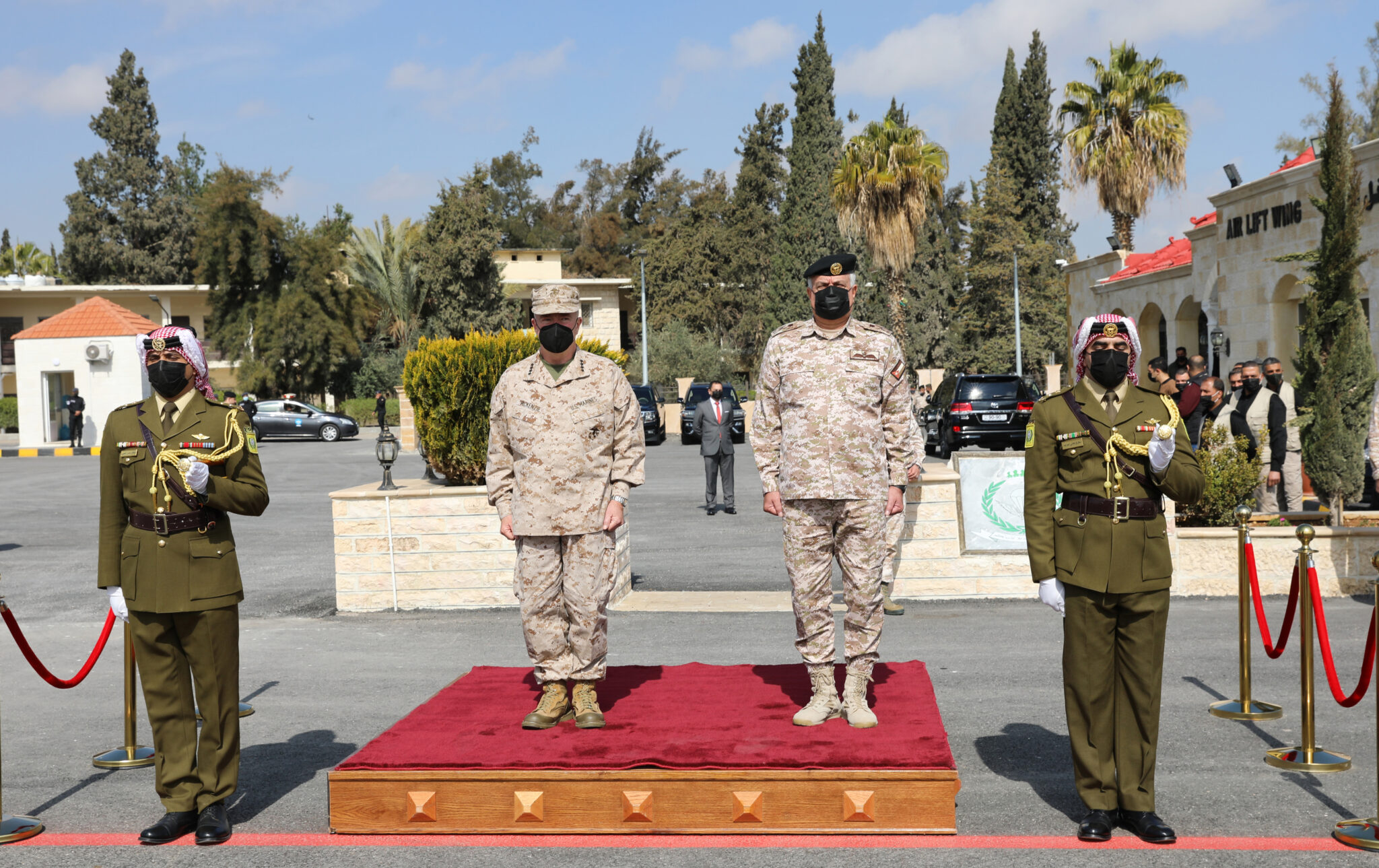 اللواء الحنيطي يستقبل قائد القيادة المركزية