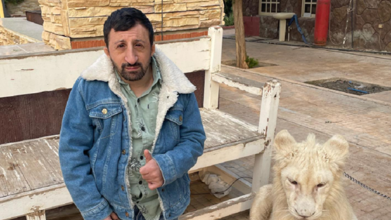 البلوجر التركي كوكسال بابا يثير الجدل