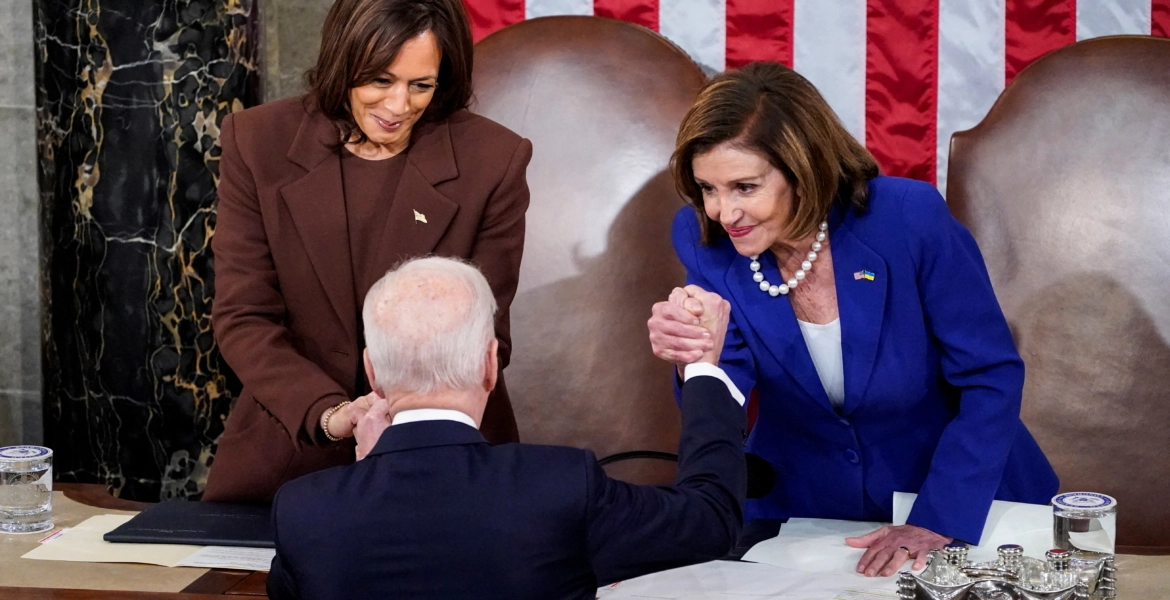 حركة لنانسي بيلوسي تثير ضجة وسخرية