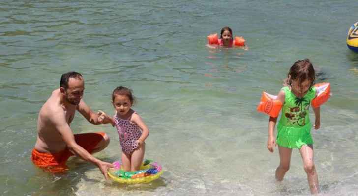 هربا من الحر .. الأتراك يلجأون