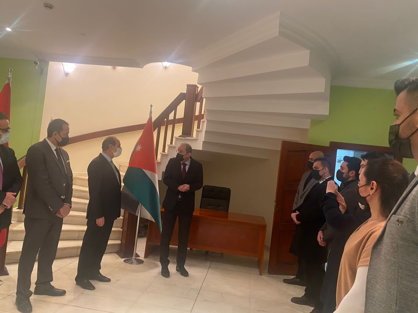 الصفدي يتابع مع الأطقم عملية إجلاء