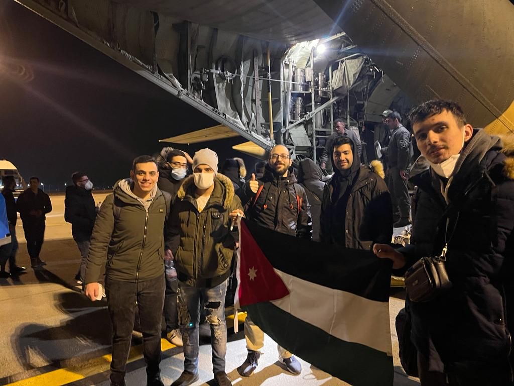 طائرة الإخلاء الثانية تصل إلى مطار