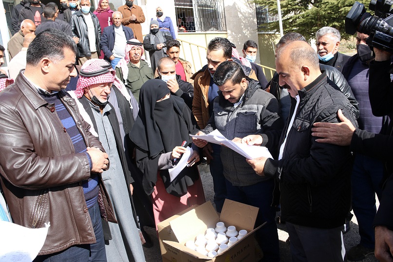 ماذا وزع الوزير الحنيفات في وادي