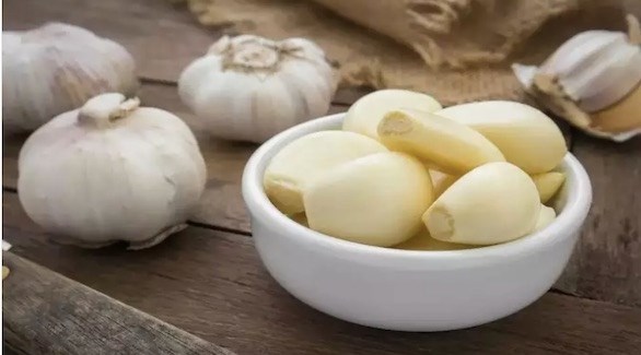 4 طرق سحرية لتقشير الثوم خلال