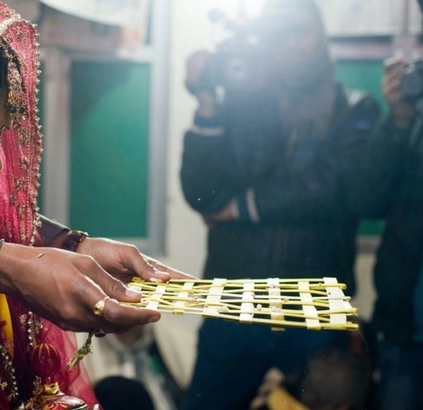 انهارت وفقدت وعيها بعدما اكتشفت الأمر..