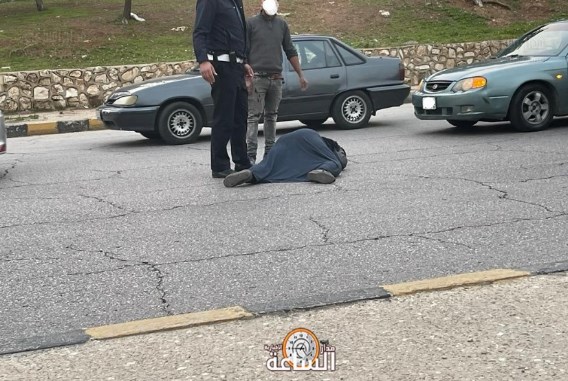 سيدة تلقي بنفسها على مركبات بشارع