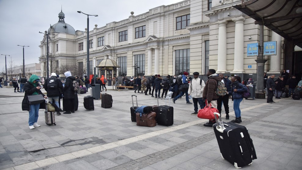 خلية الأزمة في الخارجية تتابع