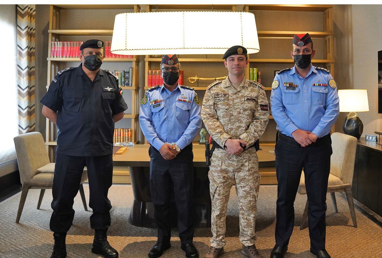 ولي العهد يكرم ضابطين من مرتبات