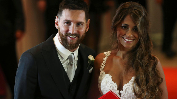 ميسي يتزوج من صديقة الطفولة.. (فيديو