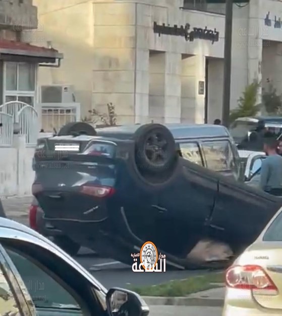 انقلاب مركبة بتسبب بازمة سير بالدوار