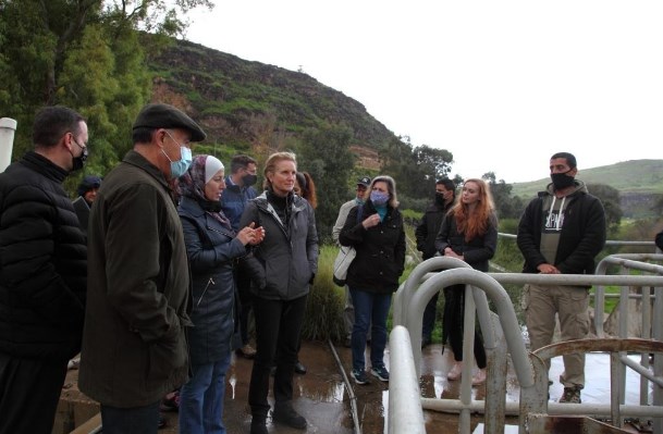 إيزوبيل كولمان تتجوّل في مواقع المشاريع