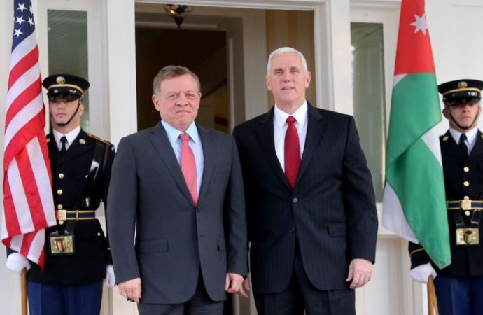 الملك يلتقي عددا من كبار المسؤولين