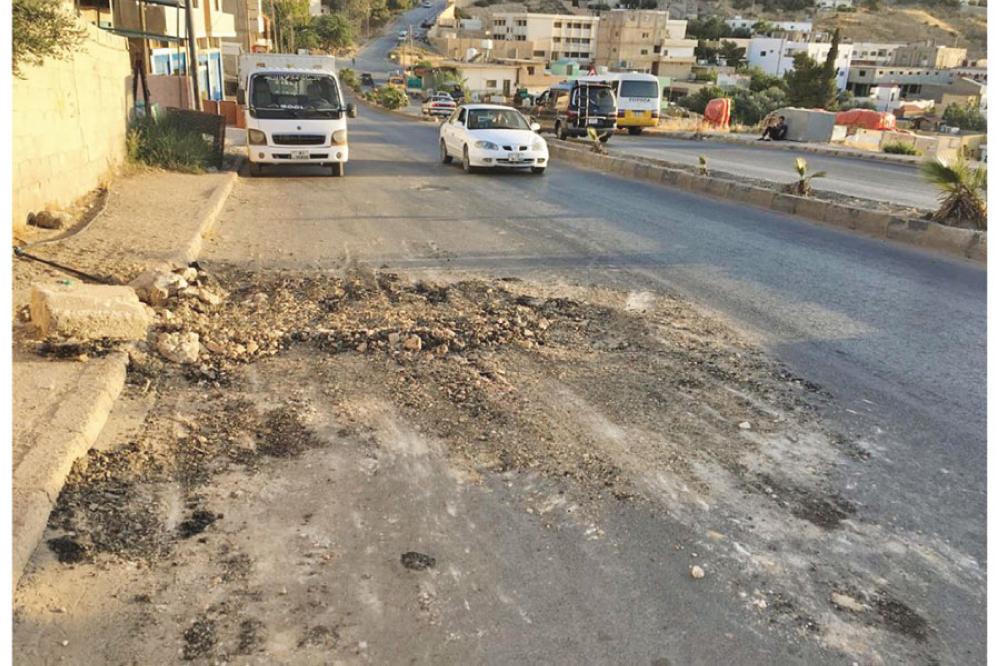 مواطن يغلق شارعا رئيسيا في الطفيلة..