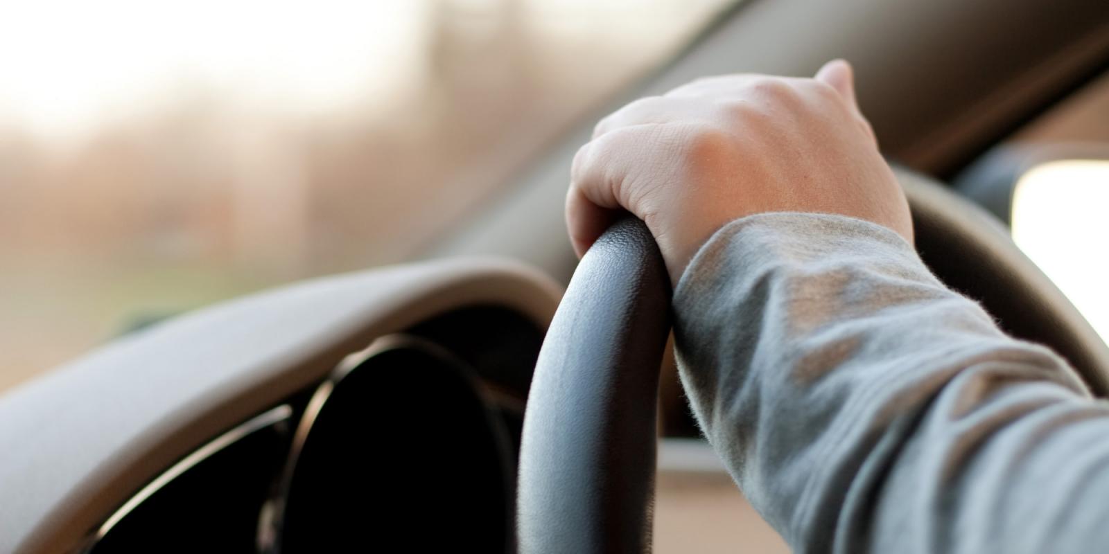 قدم على الارض والاخرى داخل السيارة..