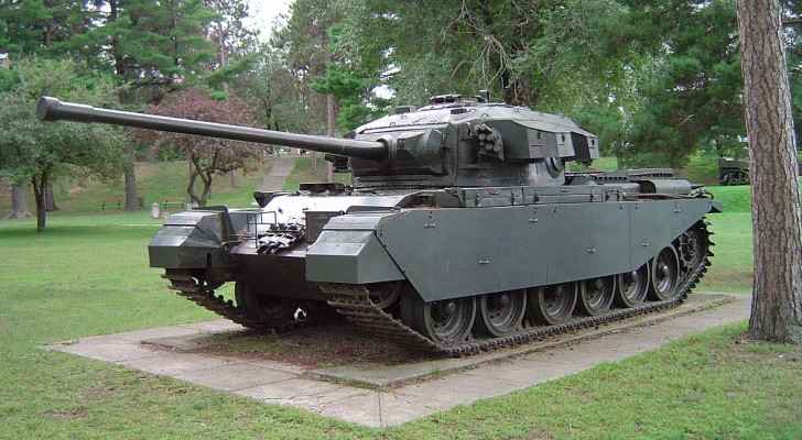 بريطاني يدخل مدرسته على مدرعة