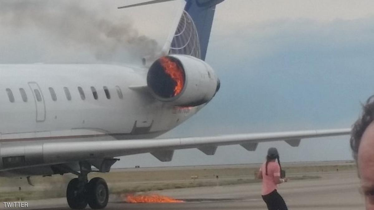 شاهد.. حريق مرعب في طائرة أمريكية