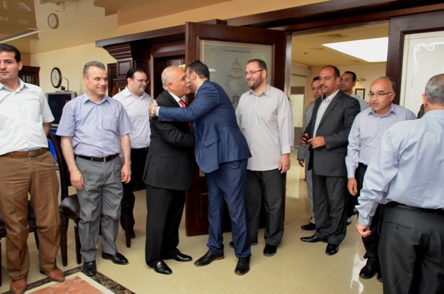 أسرة جامعة عمان الاهلية تتبادل التهاني