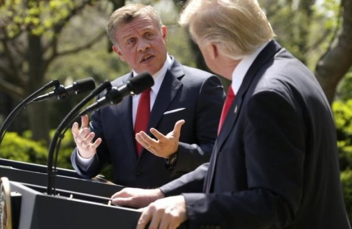 الملك يهنئ ترمب