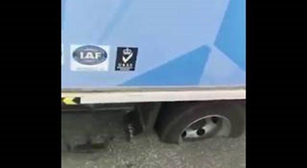 من شدة الحر.. اطارات السيارات تغرس