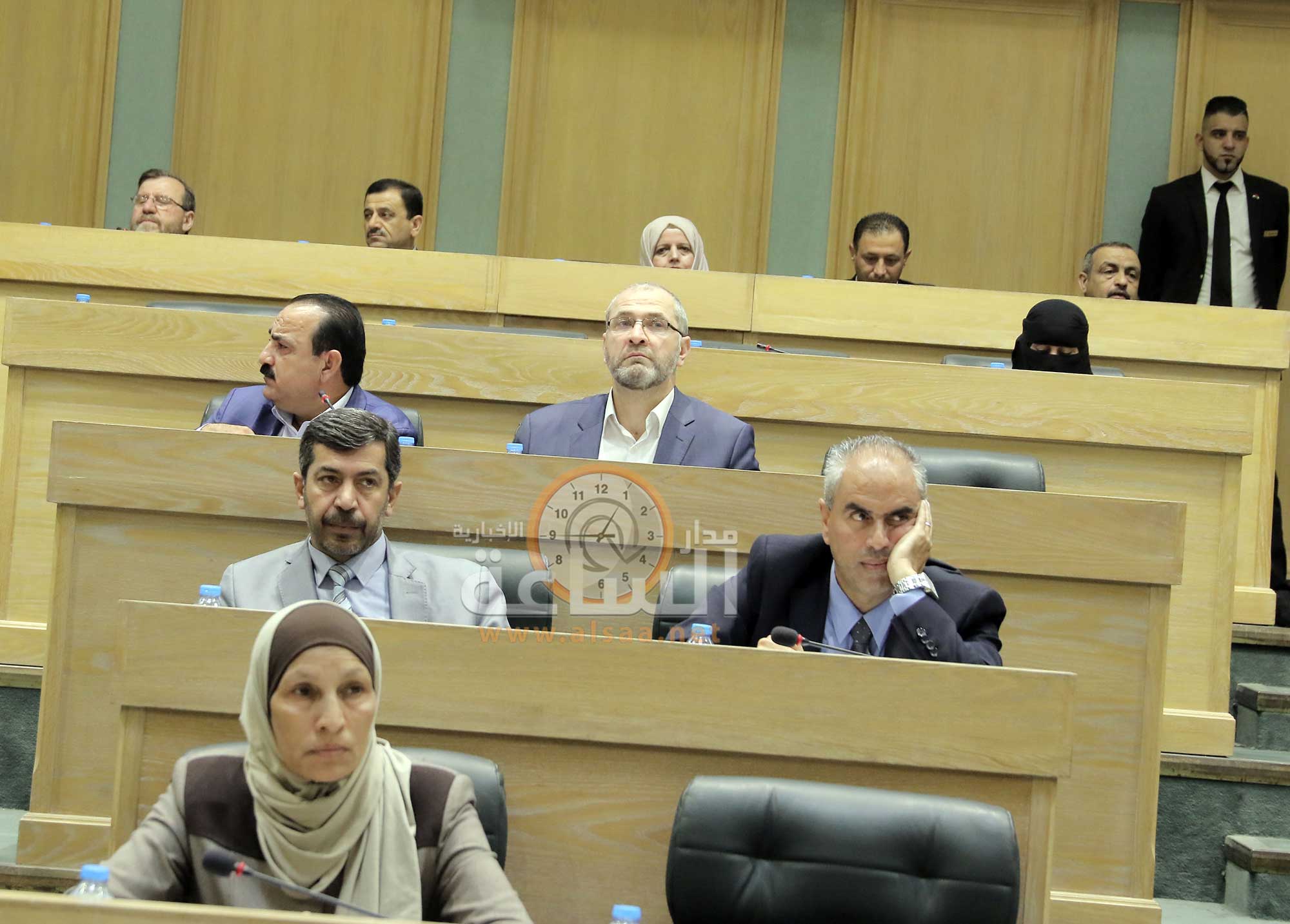 النواب ساخطون على الحكومة بسبب (خطأ