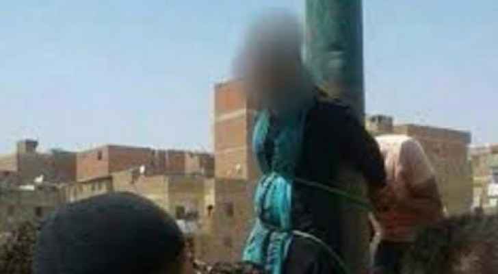 بالفيديو.. مصريون يربطون سيدة على عامود