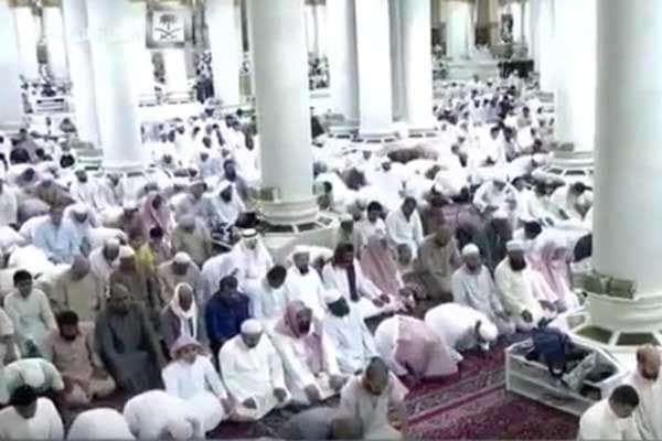 فيديو: ارتباك بين المصلين في الفجر