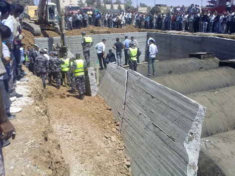 وفاة عامل انهار عليه ’جدار‘ في