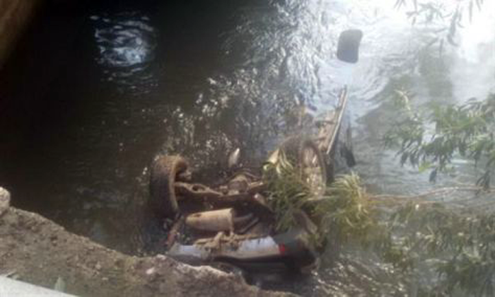 سقوط مركبة داخلها عائلة في نهر