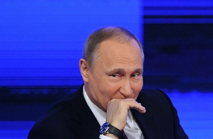 مزارع صيني ينتقل للشهرة بسبب شبهه