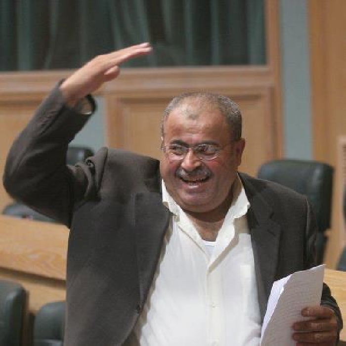 عطية يتساءل حول رفع نقل الملكية