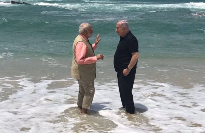 نتنياهو ومودي على الشاطئ حافيين.. وسخرية