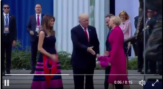شاهد.. ترامب يمدّ يده لمصافحة زوجة