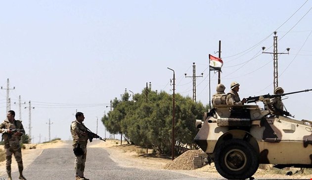 مقتل 10 جنود مصريين بتفجير انتحاري