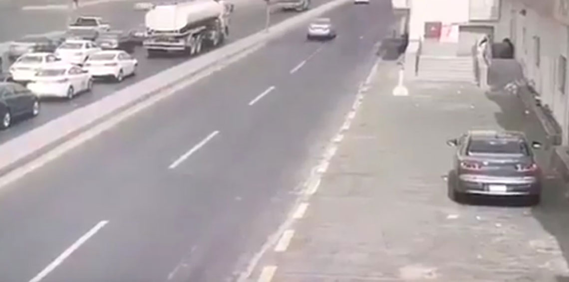 كاميرا في السعودية ترصد سائقا متهورا