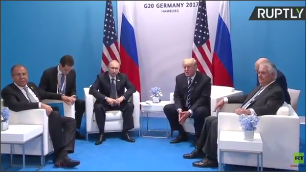 شاهد بالفيديو كيف تصرف بوتين مع