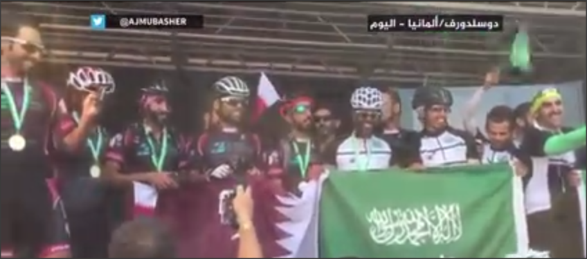 سعوديون وقطريون يرفعون أعلام بلديهما احتفالا