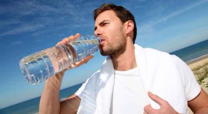 صحيا.. متى يجب علينا شرب الماء؟