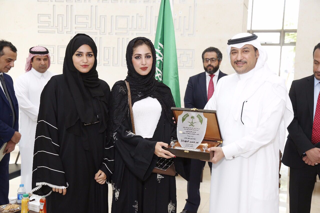 السفير السعودي يسلم جوائز مسابقة أدبية