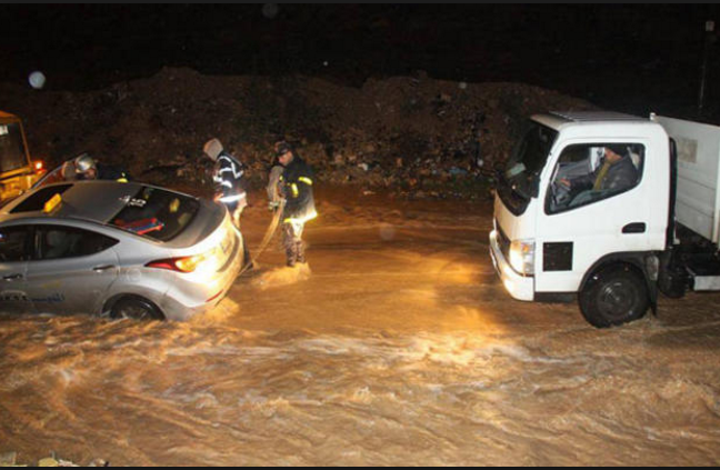 مياه الامطار تداهم منزلا في كفرنجة