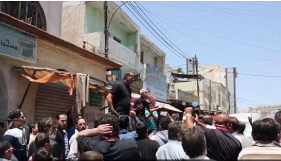 غضب عارم في جنازة الطفل السوري