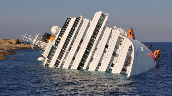 غرق فريق كرة قدم ومشجعوه في