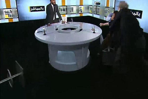 بالفيديو: استوديو برنامج لبناني يتحول لحلبة