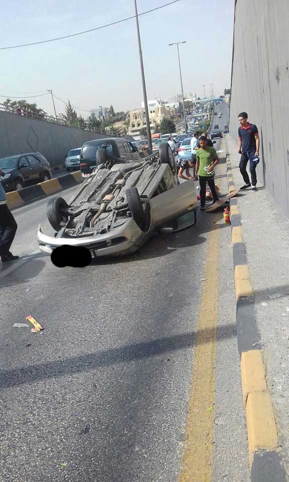 بالصور: انقلاب سيارة في نفق عبدون