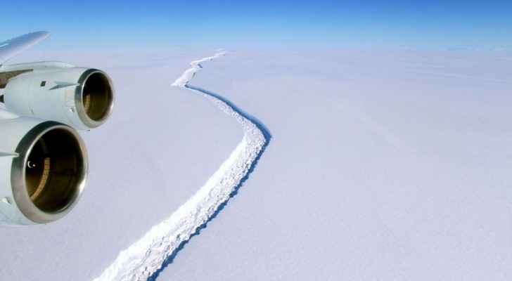 جبل بحجم دولة ينفصل عن القطب