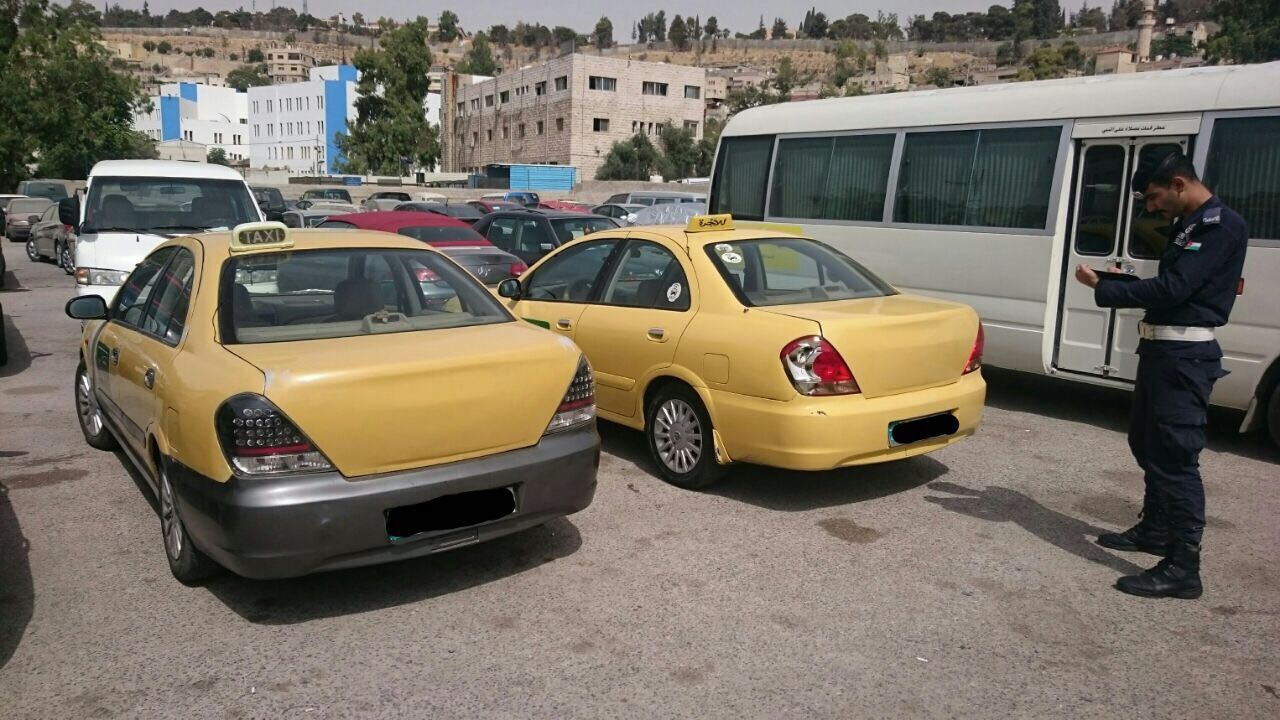 ضبط مركبتين عموميتين تتلاعبان بعدادات الأجرة